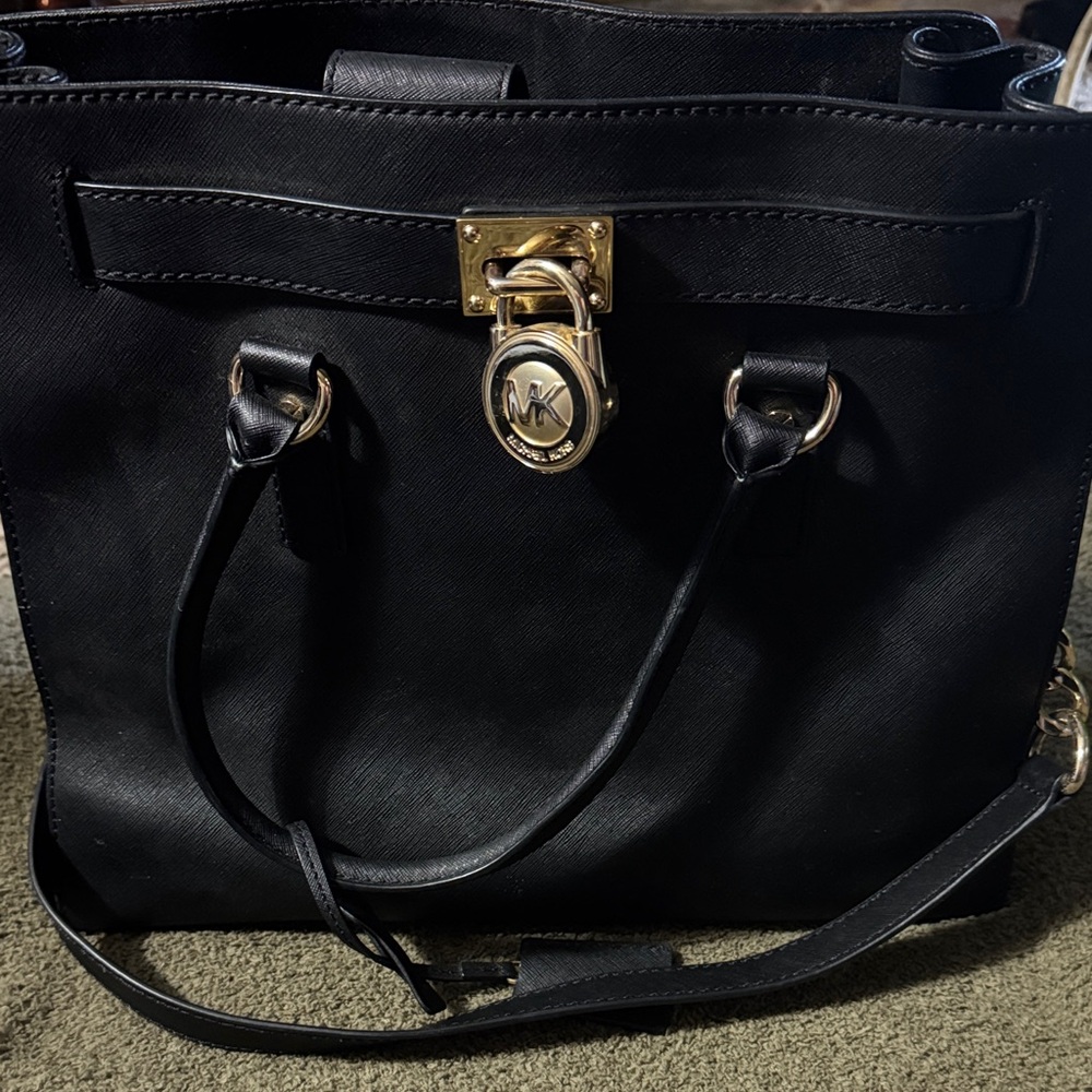 Michael Kors Elegant Black Shoulder Bag with Gold Hardware